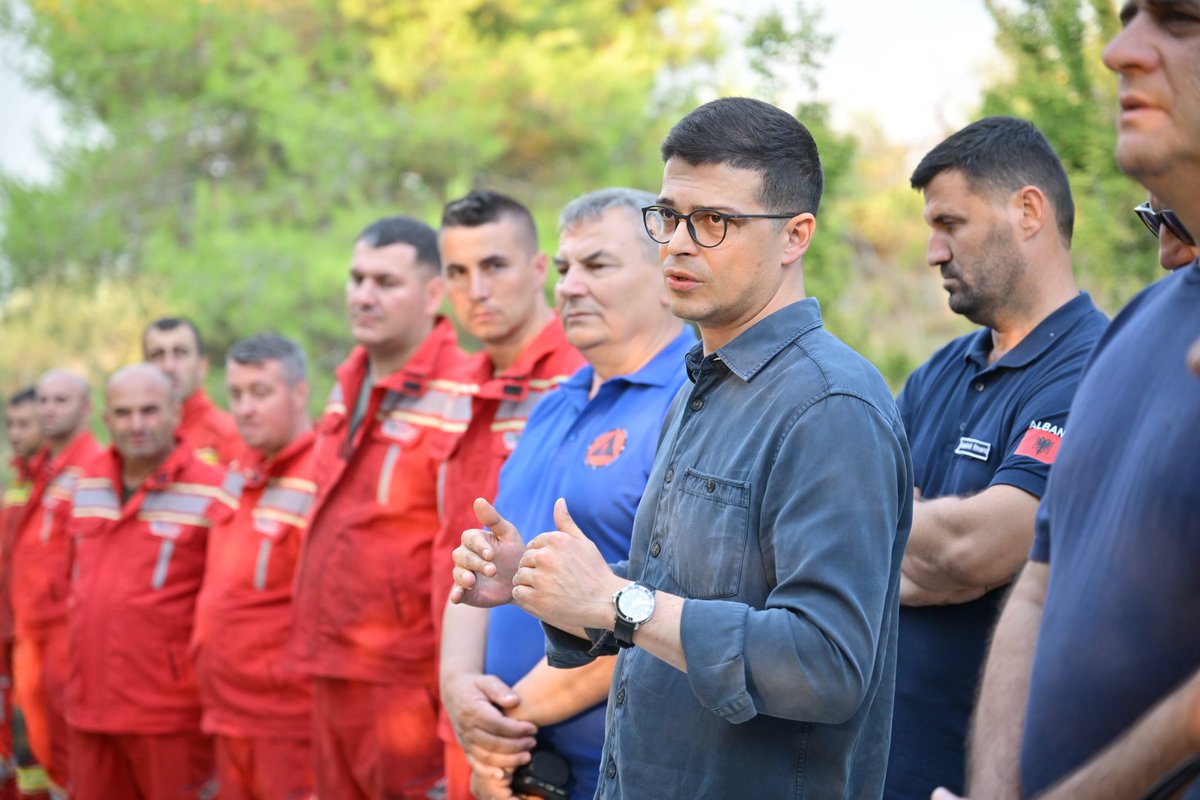 🔺 Në fshatrat #Lofkënd dhe #Drenie, ku vijon ndërhyrja nga toka dhe ajri për izolimin dhe shuarjen e flakëve që kanë përfshirë një masiv pyjor midis Bashkisë Mallakastër dhe Bashkisë së Patosit.

Gjatë gjithë ditës në terren janë angazhuar 1️⃣1️⃣ mjete dhe skuadra zjarrfikëse🚒👨‍🚒