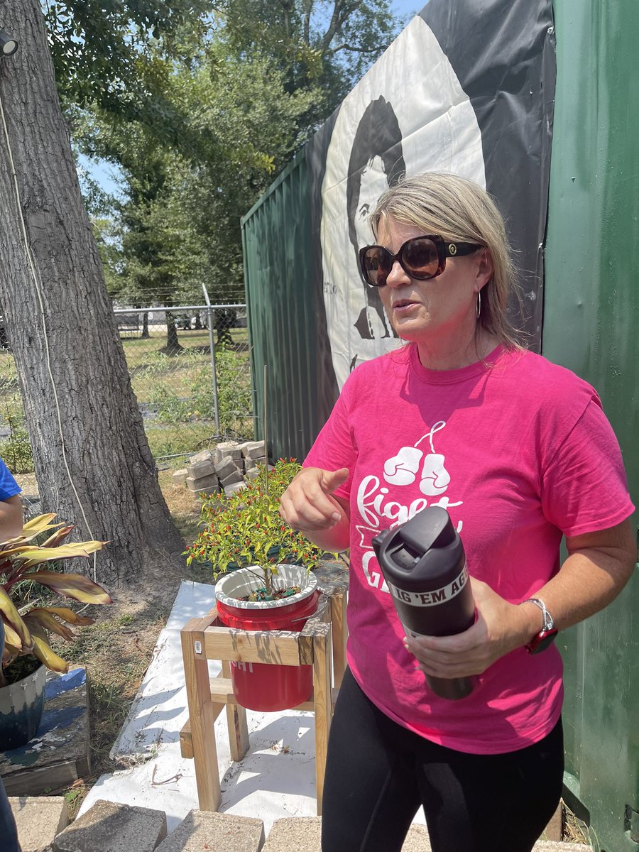 Yolanda45682228's tweet image. The best PD EVER!!!!! In our community back yard!!!! Brave souls trying the peppers!!! @@byjcjackson @LaTracyHarris @SpringISD_FACE