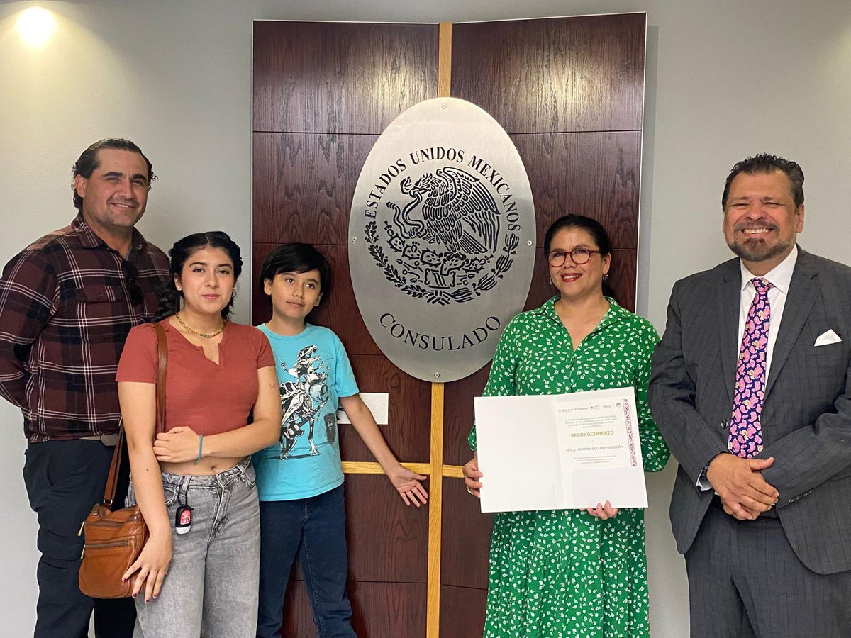 consulmexmtl's tweet image. Muchas felicidades a Leyla Quijano, graduada desde #Halifax de la 6a edición #MexicanaEmprende del 
@IME_SRE
 quien hoy recibió en compañía de su familia, su reconocimiento firmado por la Titular del #IMME 
@Tatclouthier
 y el cónsul general 
@VMTrevino

🧵1/2