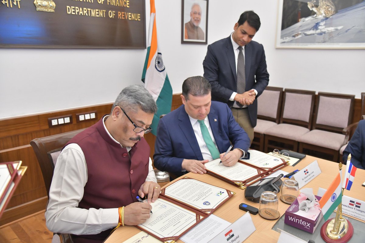 El director de <a href="/aduanard/">Dirección General de Aduanas</a>, @yayo y el director de Aduanas de la República de India, Surjit Bhujabal, firman Acuerdo de Reconocimiento Mutuo para facilidades de operadores económicos. 

lanoticiadigital.com.do/dga-firma-impo…

#LaNoticiaDigitalRD #Aduanas #India