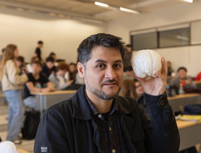 ucatolica_eng's tweet image. Interdisciplinary Brain: With over 30 3D-printed brains, Professor Ariel Lara teaches how the brain shapes social behavior. This is a UC Chile initiative combining neuroscience, medicine, and design. Learn more: t.ly/A2Zne