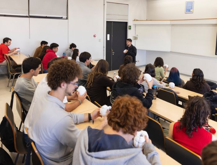 ucatolica_eng's tweet image. Interdisciplinary Brain: With over 30 3D-printed brains, Professor Ariel Lara teaches how the brain shapes social behavior. This is a UC Chile initiative combining neuroscience, medicine, and design. Learn more: t.ly/A2Zne