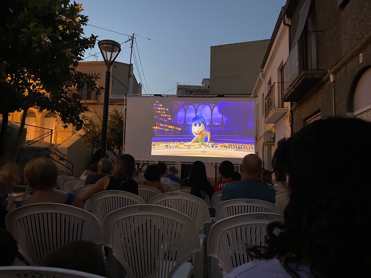 #comomolavivirenunpueblo 
Cine gratuito en la calle cada jueves  de agosto ❤️