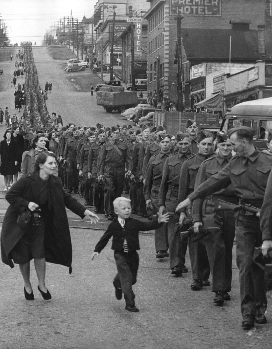 #OTD in 1940, this famous Canadian photo of the Second World War was taken - "Wait for Me, Daddy" depicts the departure of the BC Regiment. In August 1944, the BC Regiment were almost completely wiped out, but Jack Bernard, the father at the front of the photo, survived.