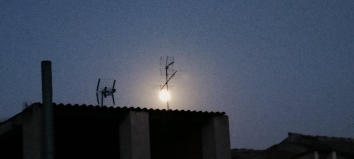 xaviersole's tweet image. Sense #llum, sort de la #Lluna gairebé plena 

#electricitat #tall #avaria