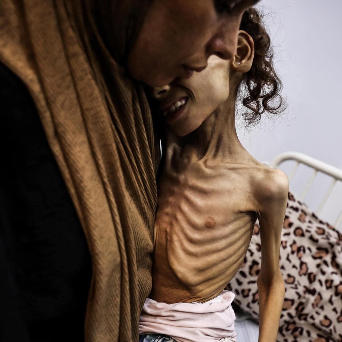 "أمي... أنا أموت من الجوع، عظامي خرجت من تحت جلدي ولم يَعُد في جسدي ما يدل على أنني طفلة. أحاول أن أتنفس فلا أجد قوة، أن أنام فلا يغفو الألم، أن أبكي فلا يسمعني أحد. العالم كله ينظر إليّ وأنا أذوب ببطء، ولا أحد يمدّ يده.