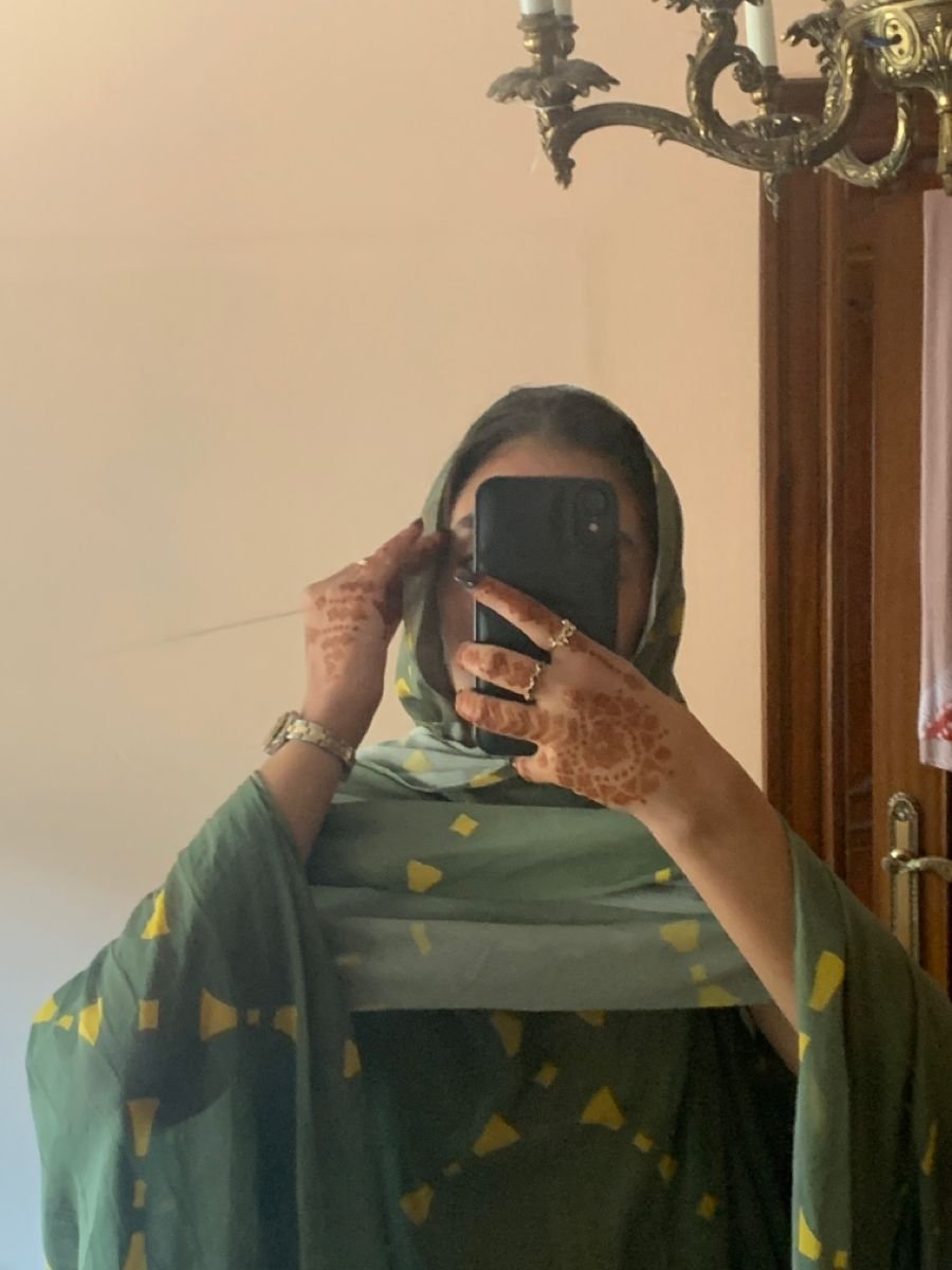 رسم الحنة راحتي، وكل نقشة فيها حكاية من قلبي 🖤🌿