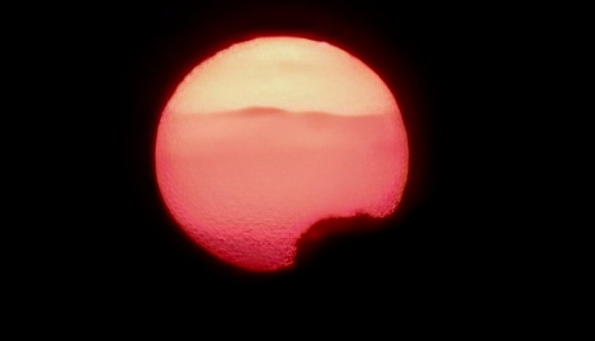 Àngel Galán, el temps amb fotografies. (@angelgalanmont) on Twitter photo Darrer instant del sol. Fotografía ampliada feta a Verges.<a href="/meteocat/">Meteocat</a> <a href="/sarai_sarroca/">Sarai Sarroca</a> <a href="/sibilafc/">Silvia Ferrer</a> <a href="/AEMET_Cat/">AEMET_Cataluña</a> <a href="/SoniaPapell/">Sònia Papell</a> <a href="/TomeuRigoR/">Tomeu Rigo</a> <a href="/SergiLoras/">Sergi Loras</a> <a href="/eliseuvilaclara/">Eliseu Vilaclara</a> <a href="/acam_cat/">ACAM</a> <a href="/alfons_pc/">Alfons Puertas</a> <a href="/meteorac1/">Meteorologia RAC1</a> <a href="/tempsdemeteo/">Temps de Méteo</a> <a href="/Oriol_RB/">Oriol Rodríguez Ballester</a> <a href="/ARAmeteo/">ARA Méteo</a> <a href="/MeteoredES/">Meteored | tiempo.com</a> <a href="/eltempsTV3/">El temps</a> #CMI #meteo <a href="/324cat/">324.cat</a> <a href="/jjanue/">Jofre Janué @jjanue.bsky.social</a> Darrer instant del sol. Fotografía ampliada feta a Verges.<a href="/meteocat/">Meteocat</a> <a href="/sarai_sarroca/">Sarai Sarroca</a> <a href="/sibilafc/">Silvia Ferrer</a> <a href="/AEMET_Cat/">AEMET_Cataluña</a> <a href="/SoniaPapell/">Sònia Papell</a> <a href="/TomeuRigoR/">Tomeu Rigo</a> <a href="/SergiLoras/">Sergi Loras</a> <a href="/eliseuvilaclara/">Eliseu Vilaclara</a> <a href="/acam_cat/">ACAM</a> <a href="/alfons_pc/">Alfons Puertas</a> <a href="/meteorac1/">Meteorologia RAC1</a> <a href="/tempsdemeteo/">Temps de Méteo</a> <a href="/Oriol_RB/">Oriol Rodríguez Ballester</a> <a href="/ARAmeteo/">ARA Méteo</a> <a href="/MeteoredES/">Meteored | tiempo.com</a> <a href="/eltempsTV3/">El temps</a> #CMI #meteo <a href="/324cat/">324.cat</a> <a href="/jjanue/">Jofre Janué @jjanue.bsky.social</a>