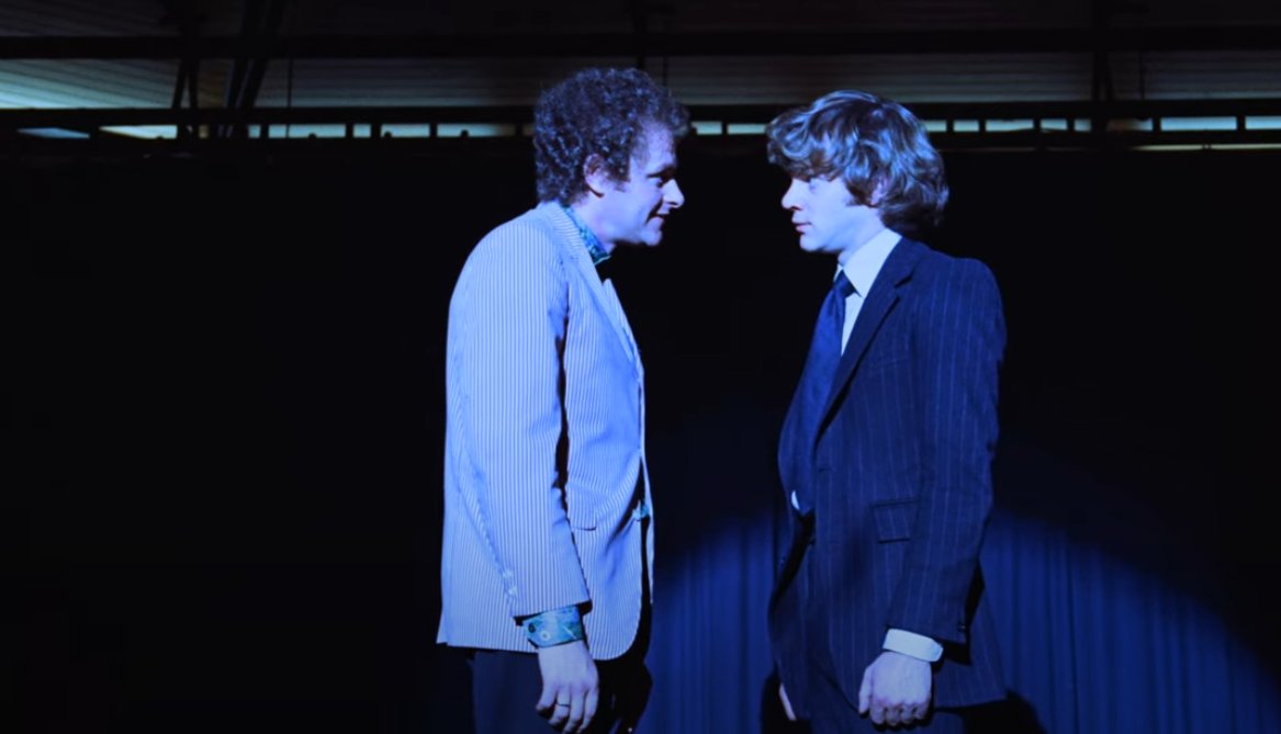 Não ironicamente, é uma cena que conversa com Laranja Mecânica. 🤓☝️