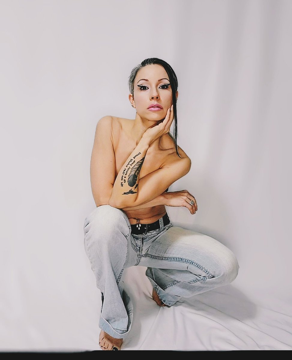 Work of art 🎨 🔥
- 2022 photoshoot for my magazine 
#tbt #model #fit #art #over40 #DannieD