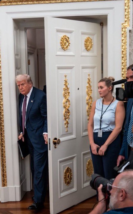 Trump’s Oval Office looks like the ghost of Liberace jizzed all over it.