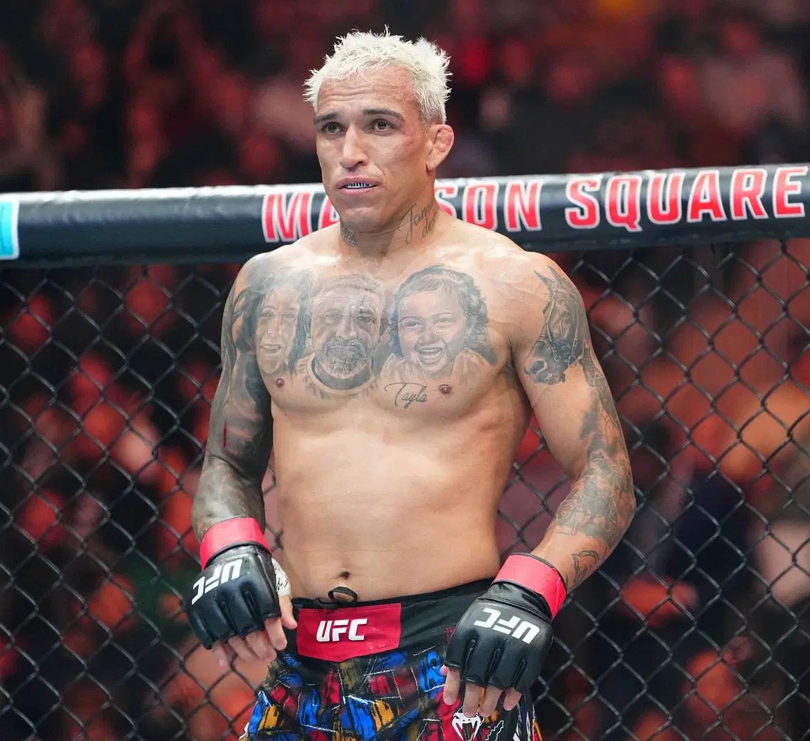 CovMMACentel's tweet photo. Report: Charles Oliveira says he requested the fight in Brazil because he feels like he hasn’t competed since facing Michael Chandler, as he has no memory of his bout with Ilia Topuria.💀

(via @arielhelvvani) https://t.co/r12uYfuB5h