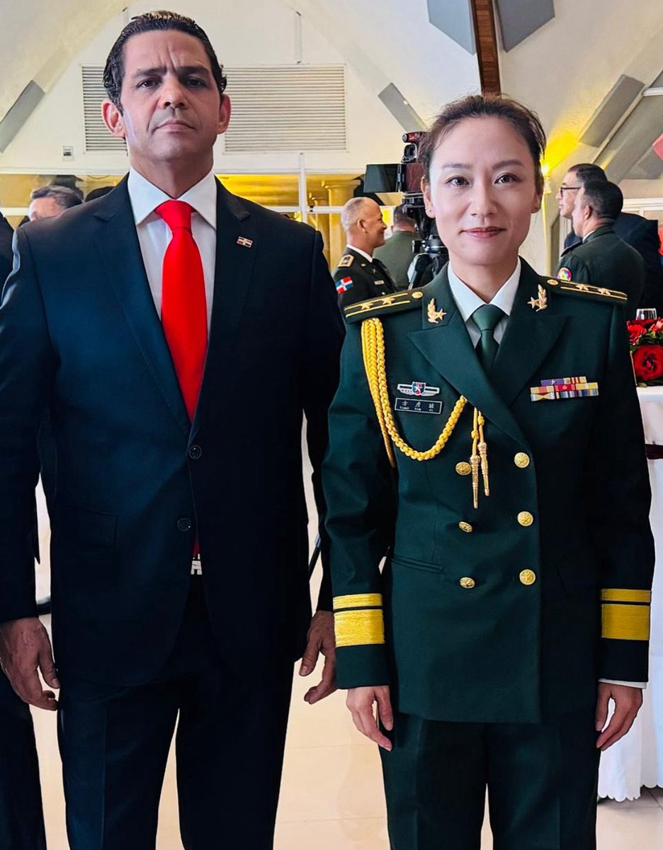 Luis González - LGC - Ciudadano del Mundo (@luisrgonzalezh) on Twitter photo Ciudadanos del mundo 🌎 en la foto con la Teniente Coronel Fang Yanzi del Ejército Popular de Liberación (EPL) de China 🇨🇳, Agregada de Defensa Adjunta en la Embajada de China 🇨🇳 en la República Dominicana 🇩🇴.
<a href="/ChinaEmbajadaRD/">EmbajadaChinaenRD</a> <a href="/CHINA_LAC_ON_HR/">CHINA-LAC ON HR</a> <a href="/XHespanol/">China Xinhua Español</a> <a href="/cgtnenespanol/">CGTN Español</a> Ciudadanos del mundo 🌎 en la foto con la Teniente Coronel Fang Yanzi del Ejército Popular de Liberación (EPL) de China 🇨🇳, Agregada de Defensa Adjunta en la Embajada de China 🇨🇳 en la República Dominicana 🇩🇴.
<a href="/ChinaEmbajadaRD/">EmbajadaChinaenRD</a> <a href="/CHINA_LAC_ON_HR/">CHINA-LAC ON HR</a> <a href="/XHespanol/">China Xinhua Español</a> <a href="/cgtnenespanol/">CGTN Español</a>