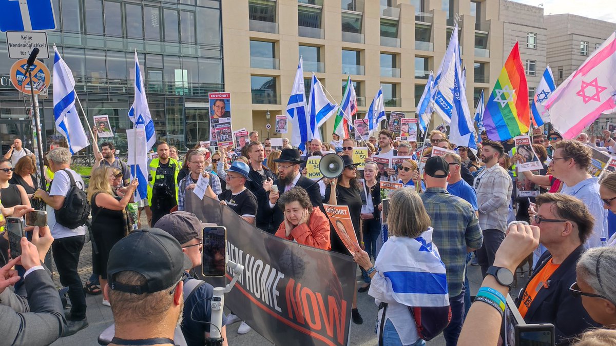 KaterHofmann's tweet photo. Freedom March Berlin. Ungefähr 100 Pro-Israel-Fans folgten einem gemeinsamen Aufruf von Chabad Bln, Makkabi Dtld, JSUD, JF DIG, Werte-Initiative, GGAS und Aktivistinnen wie Karoline Preisler und Yvonne Falckner.
Einige nutzten die Gelegenheit für Selfies mit ihren Idolen. #b0708 https://t.co/vlzHprjsLN