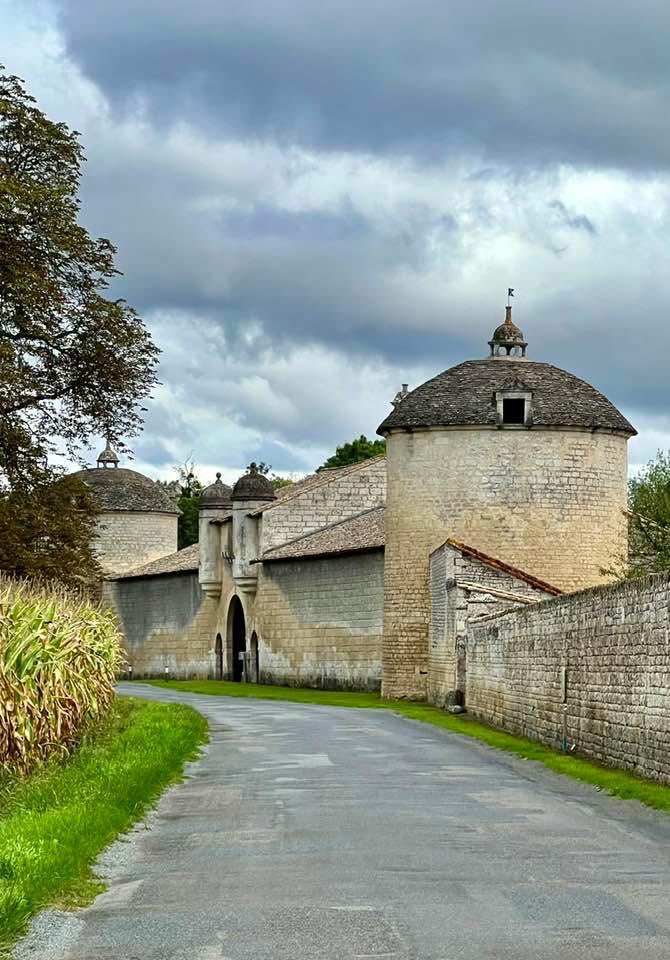 ÉCHIRÉ - En arrivant au  château de la Taillée, 
construit en pierres de taille dans le style Henri IV – Louis XIII,
 a été édifié en un seul jet, au début du XVIIe siècle. Trois dates sont gravées dans la pierre : 1636, sur la façade nord, 1639 sur le côté midi du porche …..
