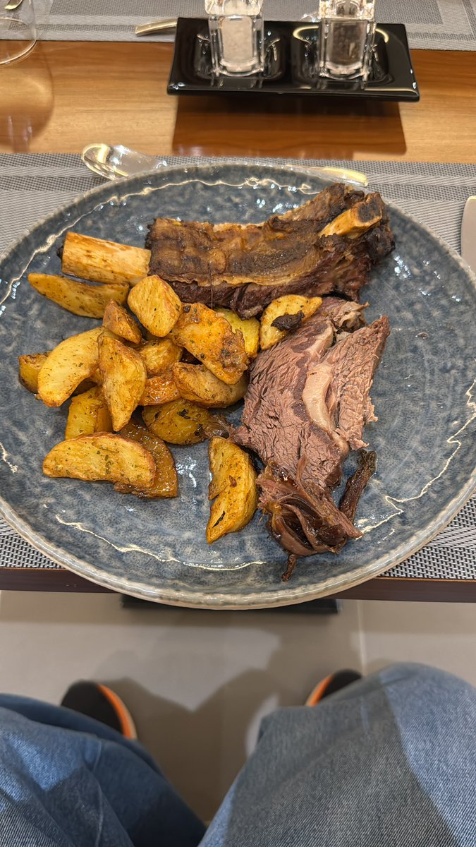 Só o básico aqui na Arábia.

Steak de Rib-eye e costela de Black Angus 😌