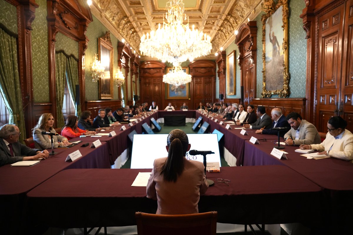 Claudia Sheinbaum Pardo (@claudiashein) on Twitter photo En Palacio Nacional, analizamos con gobernadoras y gobernadores los avances de IMSS-Bienestar; la transformación avanza con salud universal, gratuita y de calidad. En Palacio Nacional, analizamos con gobernadoras y gobernadores los avances de IMSS-Bienestar; la transformación avanza con salud universal, gratuita y de calidad.
