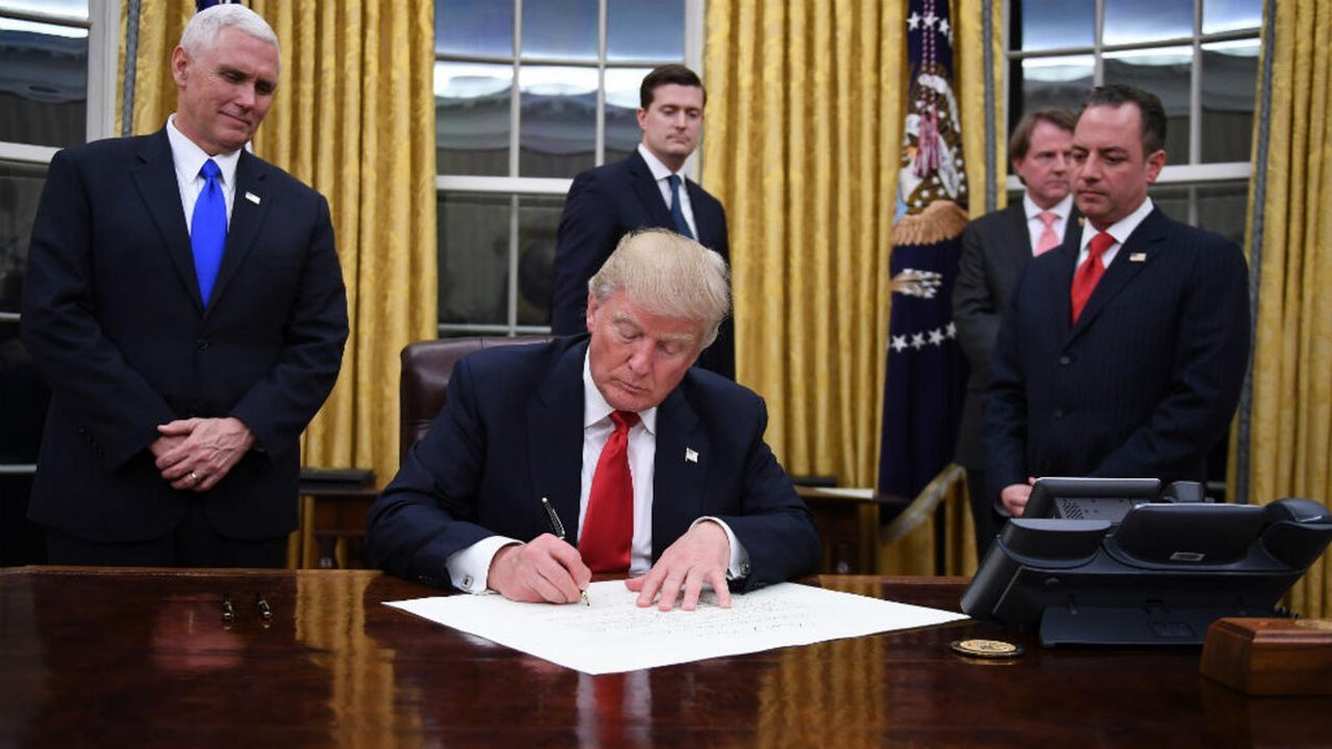 Trump signe un décret autorisant l’investissement en Bitcoin et cryptos dans les plans retraite 401(k)