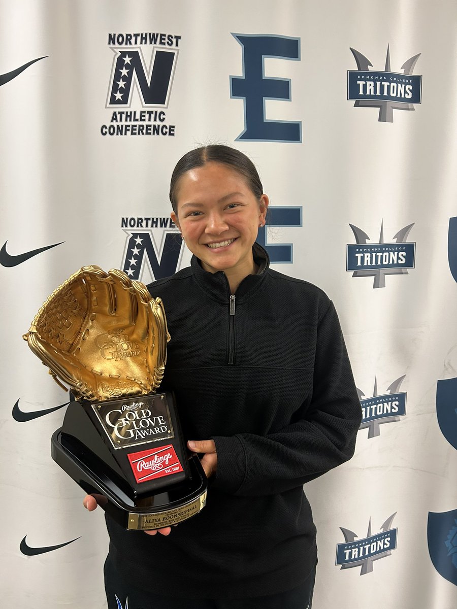 EdmondsTritons's tweet image. Boons received her hardware today!

#NFCAGoldGlover 🥎🔱