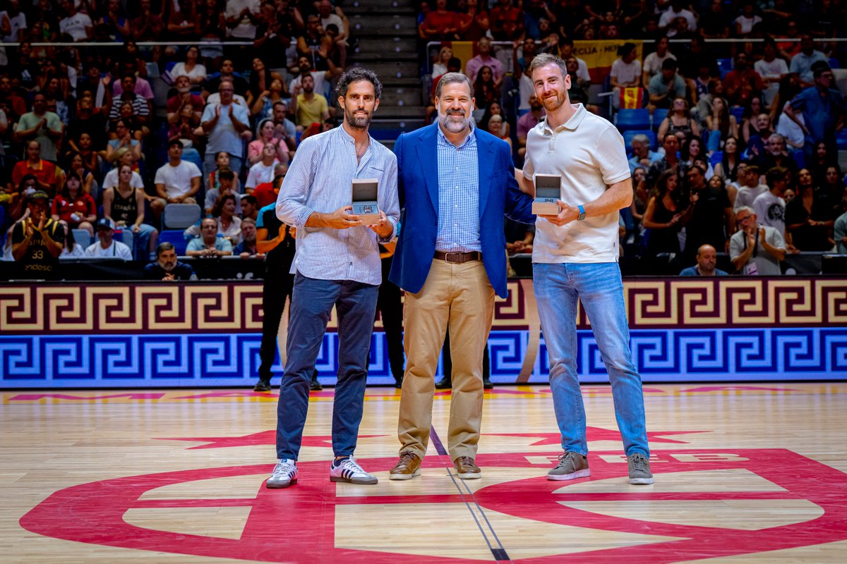 Un merecido HOMENAJE a dos campeones del 🌏 que han dejado las canchas 🤩

⭐️ <a href="/Victor_Claver/">Victor Claver</a> 
⭐️ <a href="/jbeiran33/">Javier Beirán</a>

 #LaFamilia #ImperiumNostrum #SomosEquipo