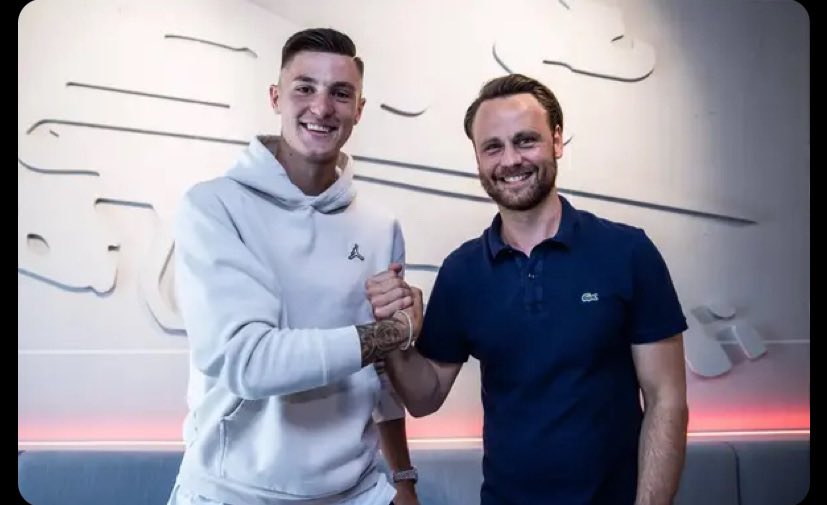 Manutd_addicts's tweet photo. 🚨🚨🚨

Benjamin Sesko on choosing Manutd: 

I have known Vivell for a long time , we would keep in touch from time to time , he would congratulate me when I scored a special goal and suddenly I get a call from him in the middle of June , My head was already in Manchester.
#MUFC https://t.co/XVE4V4QEZv