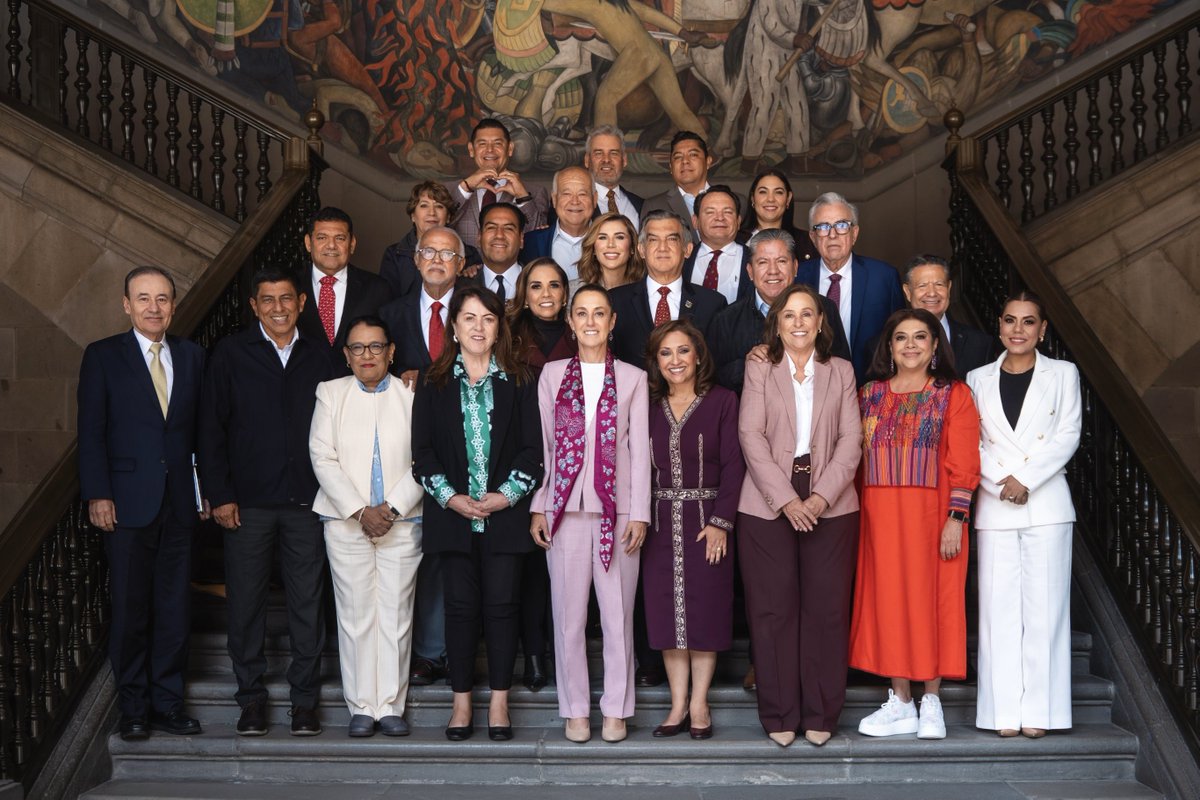 Alfonso Durazo (@alfonsodurazo) on Twitter photo Hoy nos reunimos con nuestra Presidenta <a href="/Claudiashein/">Claudia Sheinbaum Pardo</a> para dar seguimiento al IMSS-Bienestar en Sonora.
En este modelo hemos invertido más de 2 mil millones de pesos para fortalecer hospitales, contratar personal médico y garantizar salud gratuita y de calidad para quienes no Hoy nos reunimos con nuestra Presidenta <a href="/Claudiashein/">Claudia Sheinbaum Pardo</a> para dar seguimiento al IMSS-Bienestar en Sonora.
En este modelo hemos invertido más de 2 mil millones de pesos para fortalecer hospitales, contratar personal médico y garantizar salud gratuita y de calidad para quienes no