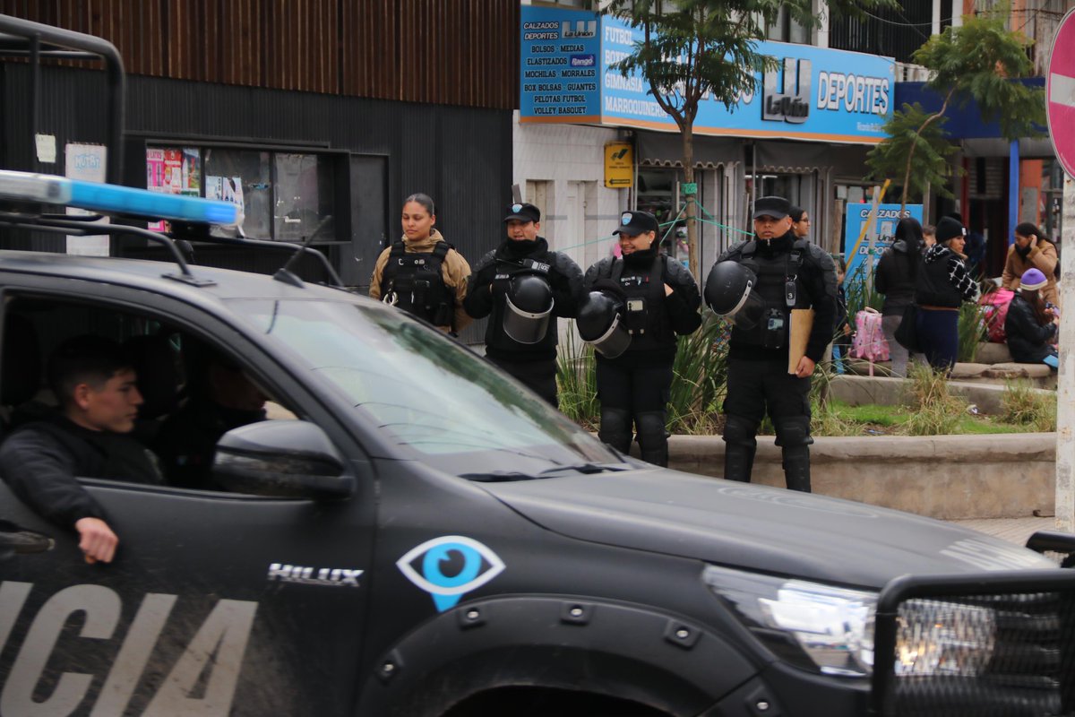 Hoy, junto al secretario de Seguridad <a href="/Hncalvente/">Hector NC</a>, supervisamos un operativo de prevención del Grupo de Acción Rápida de nuestra Policía Municipal en el centro comercial de Maestro Ferreyra y Ruta 23
Además, conversamos con vecinos y comerciantes de la zona #SanMiguel