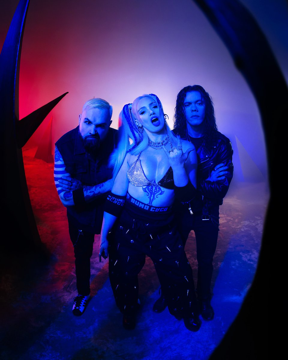 now playing <a href="/sumocyco/">SUMO CYCO</a> and Villains, then Motley Crue and SOS.

email studio@10radio.org

10radio.org - apps - 105.3fm