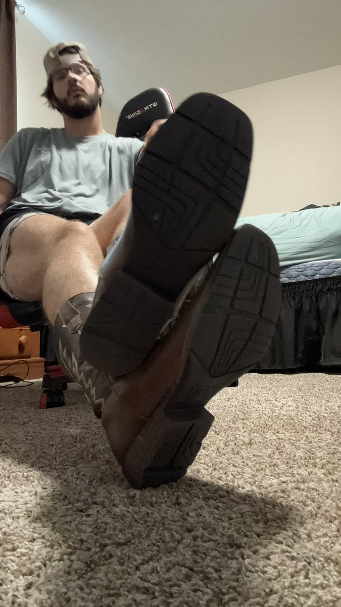 who’s gonna be under these boots and pay for my weekend trip let’s see who has the deepest pockets whoever send the most will get a 🍆 pic in there dm’s #cashmaster #footworship #findom #cashslave #footslave