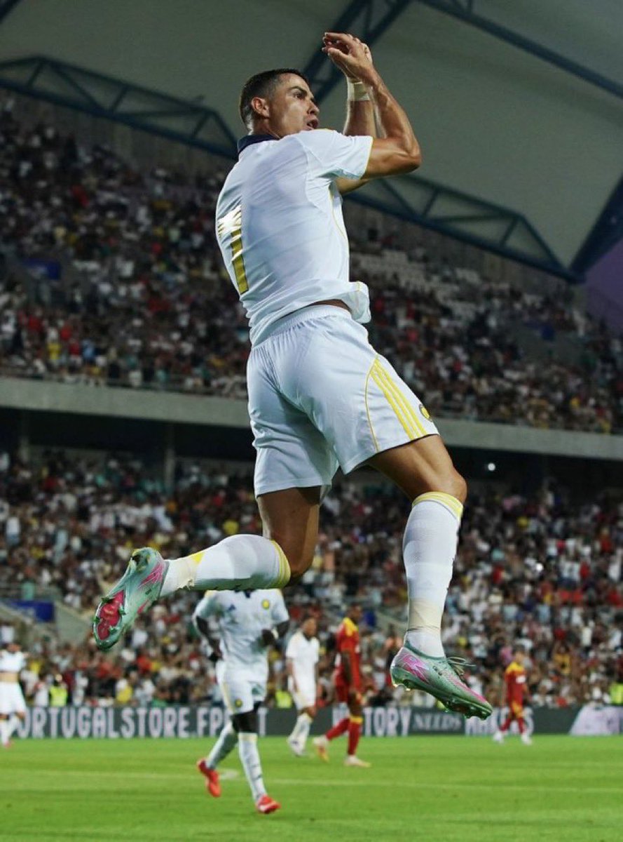 dünya değişiyor, insanlar eskiyor ama Cristiano Ronaldo bir yerlerde hala hat-trick yapıyor.