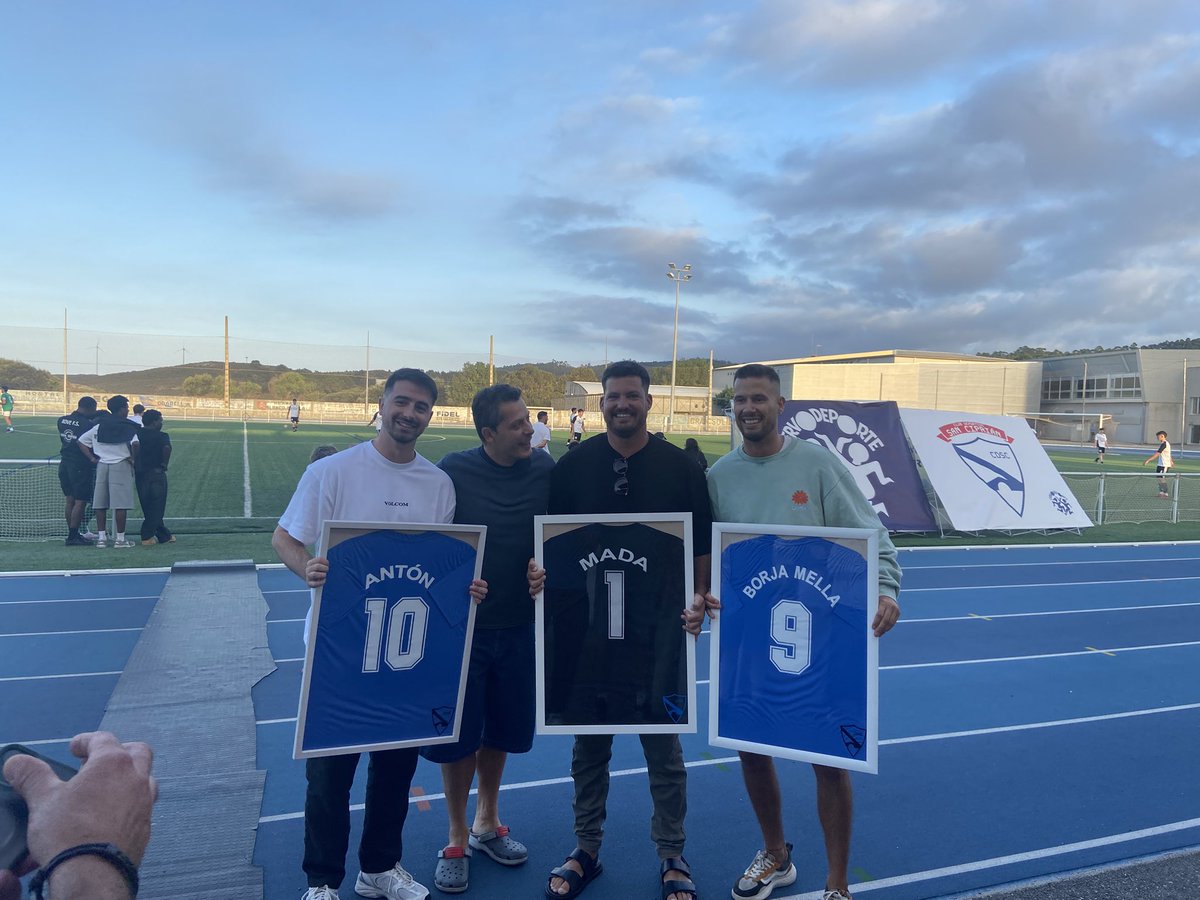 Día de facer unha pequena homenaxe a tres fenómenos, dende ò  C.d. San Ciprián so nos queda agradecer ò voso compromiso e á vosa dedicación ò noso Club. Gracias por todo CRACKS… Aquí sempre estará á vosa casa 💙💙💙