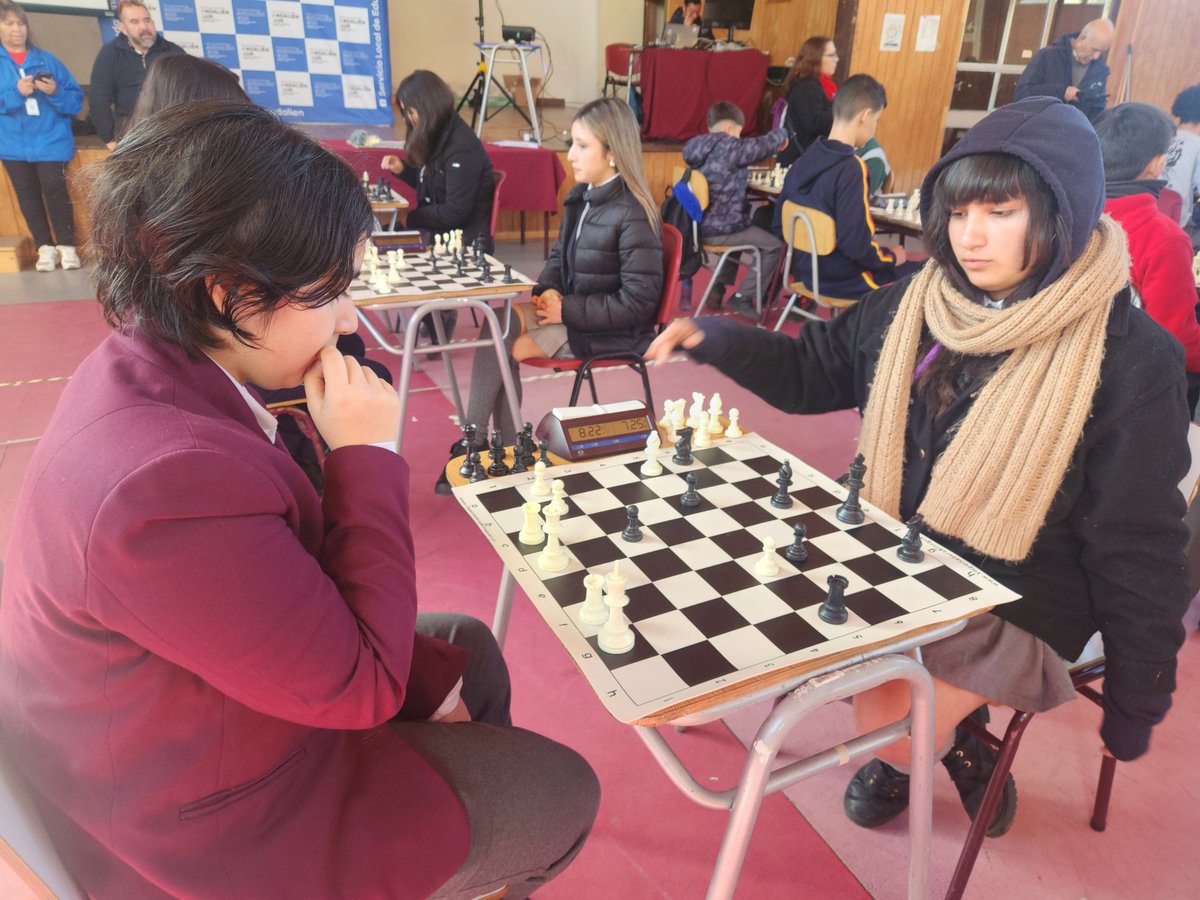 Felicitamos a los estudiantes del territorio que desplegaron toda su concentración y destreza de movimientos en el campeonato de ajedrez, desarrollado en el Liceo de Niñas. 
Tras una extensa serie de partidos, fueron 8 los deportistas que sellaron su paso a la fase provincial.♟️