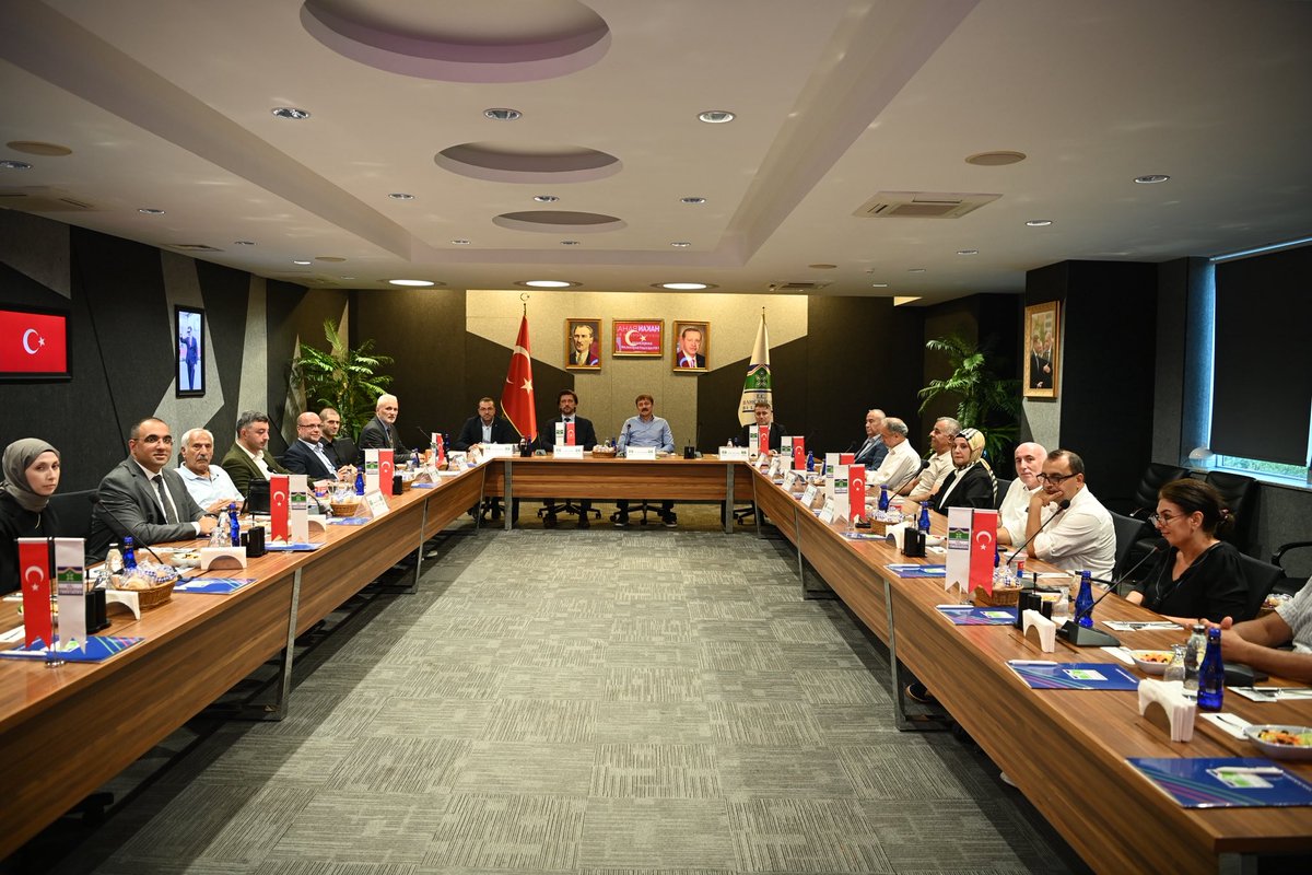 Bugün ilçemizde faaliyet gösteren siyasi partilerin ilçe başkanlarıyla bir araya geldik.

Farklı görüşlere kulak vererek ortak akılla hareket etmek; demokrasimizin, yerel yönetim anlayışımızın ve Bahçelievler’imizin gücüdür.

Hep birlikte daha güzel bir Bahçelievler için