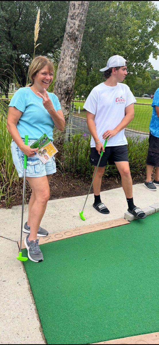 Happy Thursday!🥰 When it’s cloudy ☁️ hot 🥵 and extremely humid… you just can’t have a good hair day!😂✌️ My sister!👩‍❤️‍👩 Someone give this woman a flat iron!!😂🩷 #MyrtlyeBeach🏝️💕🌻🌸 #FrizzyHairDontCare😵‍💫😵‍💫😅😂✌️🤭 #Family🥰