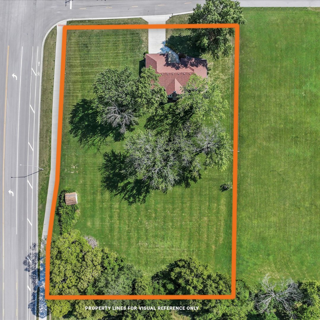 HECK_RealEstate's tweet image. The Monticello Rancher 🧱🌳
Charming brick ranch on 1.8+ acres in western Shawnee! 4 beds, 2 baths, vaulted ceilings, &amp;amp; a dreamy backyard. Unfinished basement = endless potential. Big updates done ✔️ Sold as-is—bring your vision! #ShawneeKS #HeckYes #KansasRealEstate #RanchHome