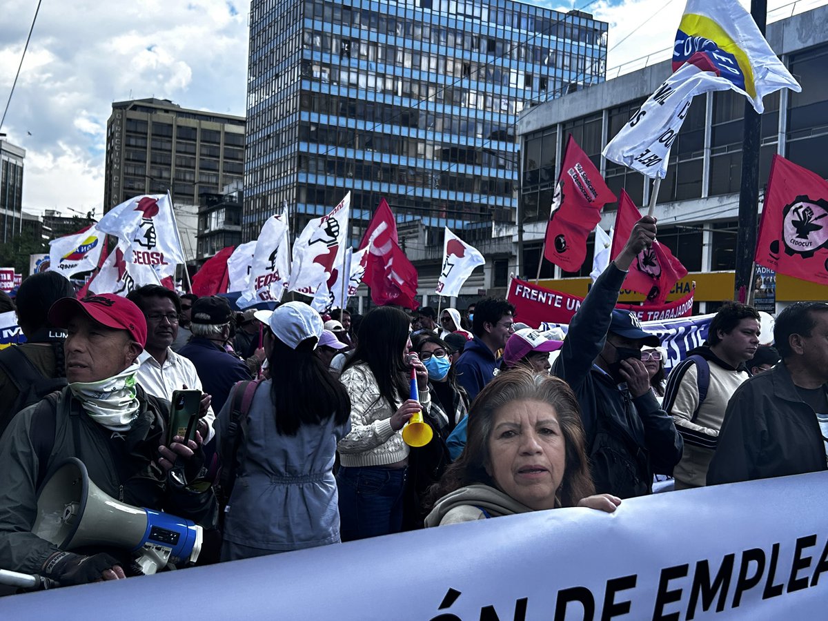 📍#Cobertura | Diversos sectores sociales se movilizan hoy desde la Caja del Seguro hasta la <a href="/CorteConstEcu/">Corte Constitucional</a> en #Quito. Exigen que el gobierno de Daniel Noboa respete las decisiones de la Corte y la división de poderes del Estado.

Abrimos 🧵

Cobertura <a href="/JanetaCervantes/">sumakwarmi</a>