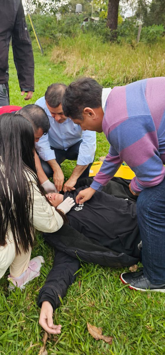 Hoy, una vez más, me tocó asistir a un joven accidentado en Santa Ana. Como médico y como ciudadano, no puedo mirar hacia otro lado.
Desde hace días vengo alertando sobre el abandono de nuestras rutas. Manejar con cuidado es, también, un acto de responsabilidad. 
#Misiones