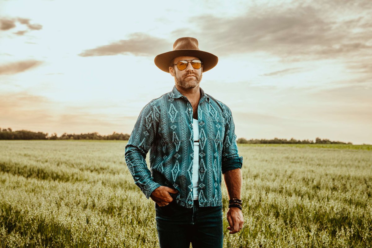 "On August 8th, Drake White is joining Riley Green’s Damn Country Music tour, bringing his story to Vystar Veterans Memorial Arena."

No One Knows Damn Country Music like Drake White
Ambar Ramirez

Full interview: folioweekly.com/2025/08/07/no-…