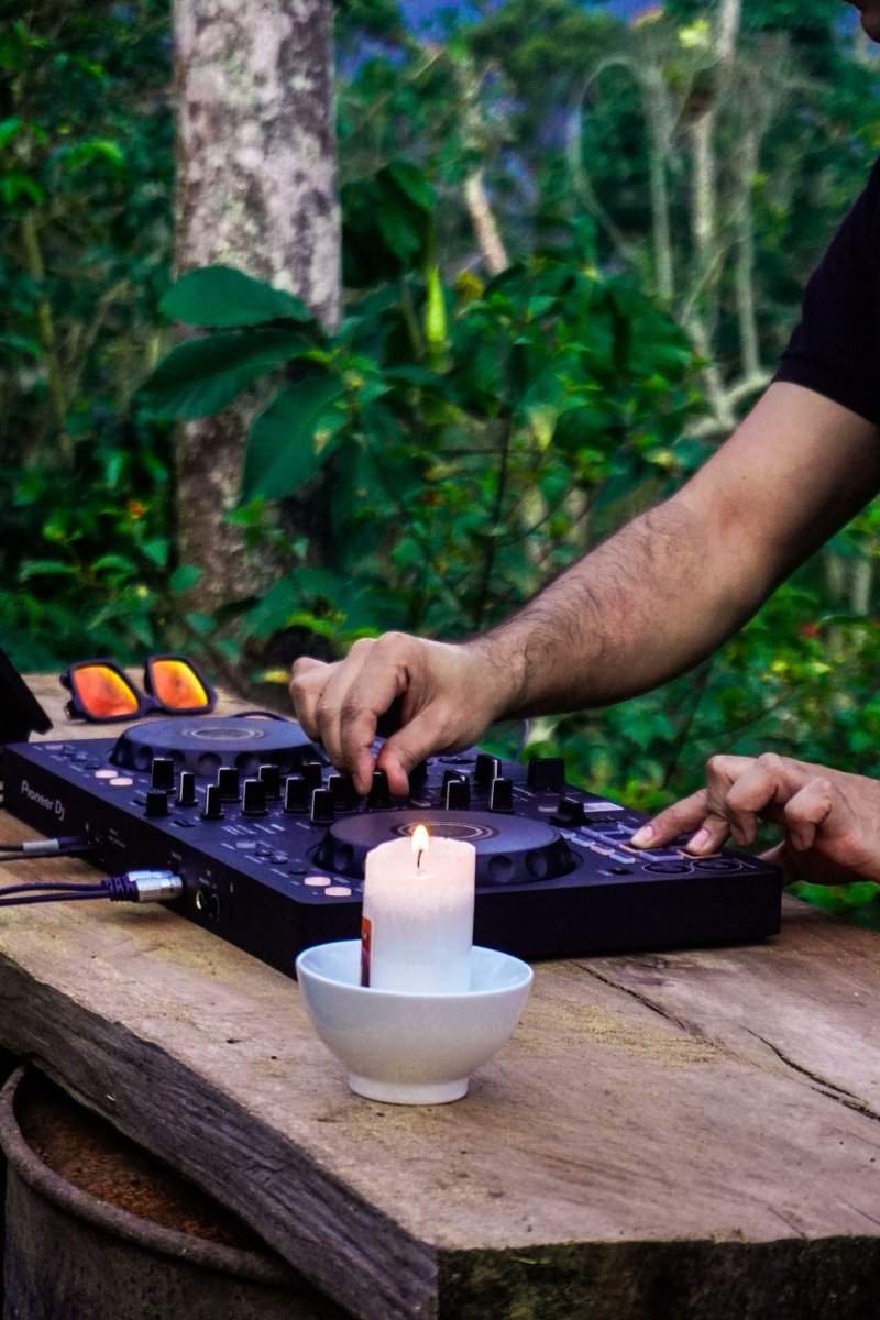 EFDevcon's tweet image. 🇨🇴 &quot;Warm-up Eje Cafetero” brought Devconnect to life in Colombia’s coffee region thanks to @_finalfrontir_. Community talks, reflections on Ethereum’s values, a tree planting walk, and a coffee party at Jardín Infinito.

Read the recap blog post here:
paragraph.com/@greenledger/%…