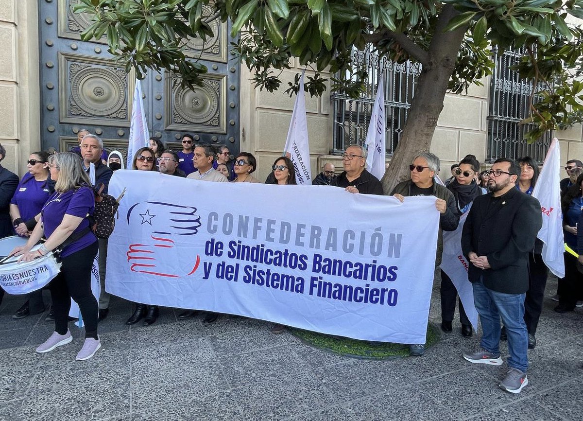 En las puertas del Ministerio de Hacienda se realizó movilización unitaria de los sindicatos del sector financiero en defensa de la Jornada Laboral bancaria. 
Parar esta arremetida de la Comisión para el Mercado Financiero contra nuestros derechos, solo será posible con unidad y