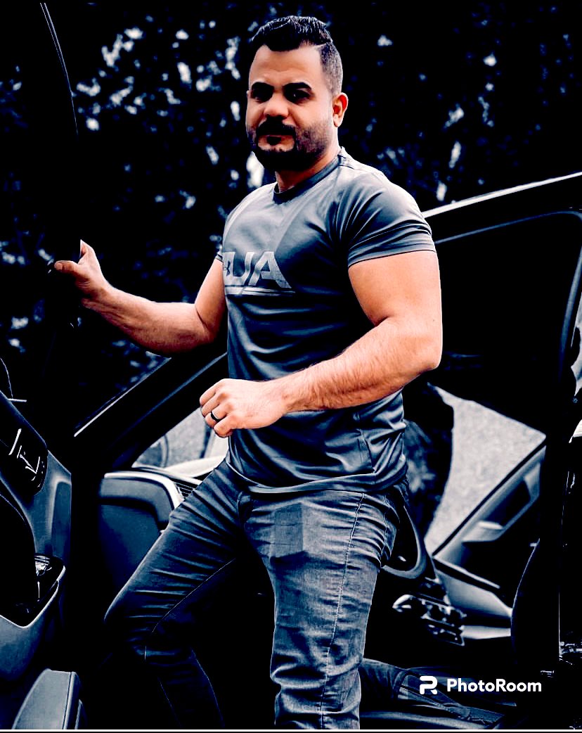 •أعشق في نفسي العناد، لأني لم أخلق لأركع إلا لرب العباد.