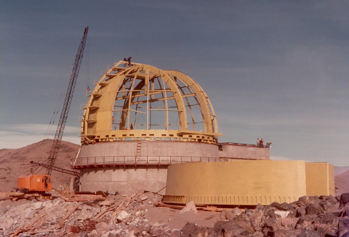 Carnegie Las Campanas Observatory (@lcoastro) on Twitter photo Hace más de 50 años, los astrónomos de Carnegie decidieron construir un observatorio en Atacama, el <a href="/LCOAstro/">Carnegie Las Campanas Observatory</a> , que se convertiría en la piedra angular del programa de investigación astronómica moderna de <a href="/carnegiescience/">Carnegie Science</a> ⬇️
lco.cl/es/9435-2/ Hace más de 50 años, los astrónomos de Carnegie decidieron construir un observatorio en Atacama, el <a href="/LCOAstro/">Carnegie Las Campanas Observatory</a> , que se convertiría en la piedra angular del programa de investigación astronómica moderna de <a href="/carnegiescience/">Carnegie Science</a> ⬇️
lco.cl/es/9435-2/