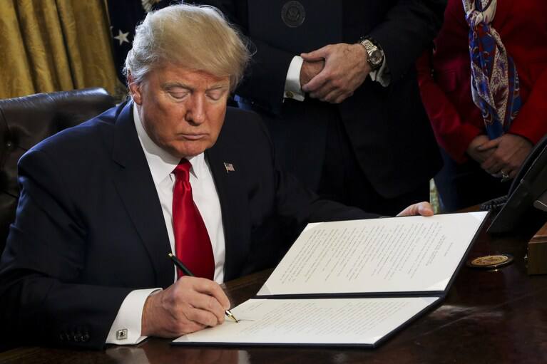 🇺🇸 BIG: TRUMP SIGNS EXECUTIVE ORDER BANNING BANKING DISCRIMINATION AGAINST CRYPTO, RELIGION, AND POLITICS.

THIS IS HUGE!!!