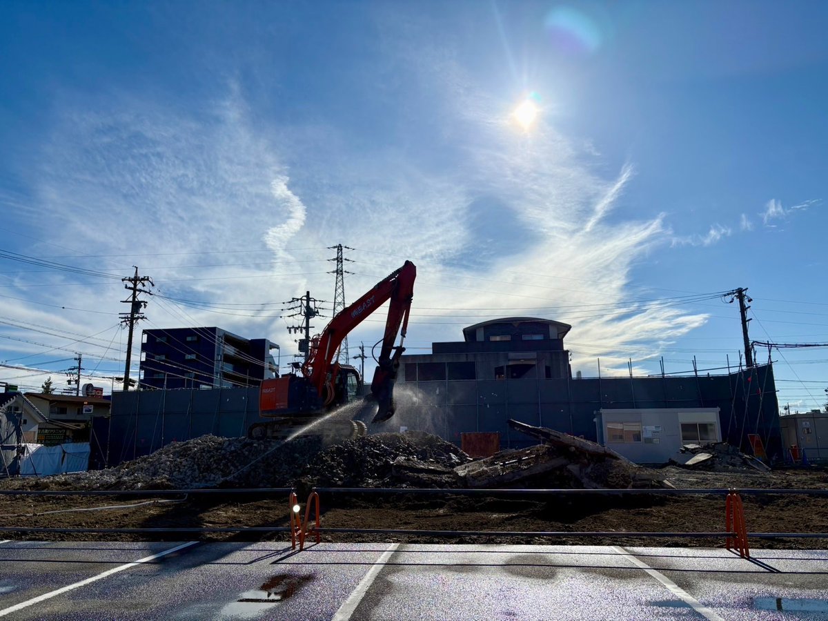 こんにちは😀#知多バス です🚌

明日から連休ですね。日月は天候が良くないとの予報です🖐️雨も降らないといけませんが、線状降水帯のような降り方をしなくても😅温暖化の影響でしょうかね💦

#今日の一枚 
旧半田営業所の取壊し現場少し前の写真を事務員さんにもらいました☺️空が綺麗で神秘的ですね🤩