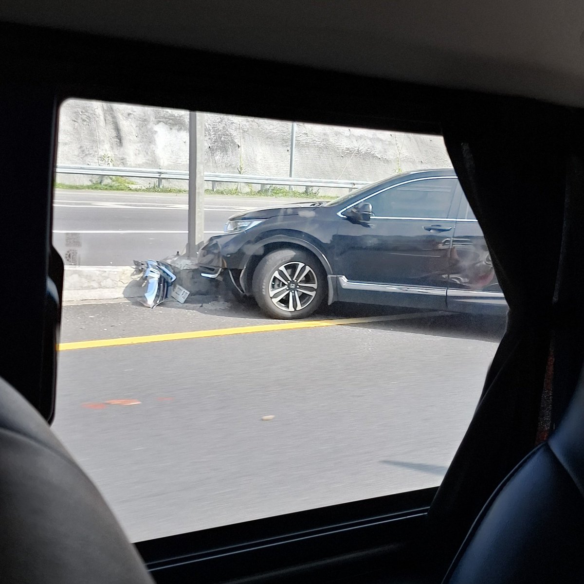 Kecelakaan tunggal mobil menabrak pembatas jalan di tol Purbaleunyi arah Bandung KM 99+300, sedang dalam penanganan petugas.

<a href="/RadioElshinta/">Radio Elshinta</a> <a href="/SonoraFM92/">Radio Sonora Jakarta</a>