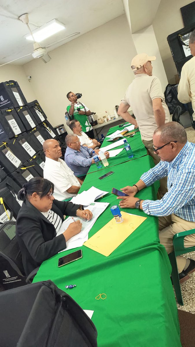 Fuerza del pueblo avanza con el conteo de los votos nacionales con la presencia de las comisiones electorales de los territorios y los observadores de la JCE. <a href="/FPcomunica/">@Fuerza del Pueblo (FP)</a> <a href="/fpcomunicaeuro/">Fuerza Del Pueblo - Europa</a> <a href="/cdn37/">CDN 37</a> <a href="/PLDenlinea/">PLD</a>  <a href="/PRM_Oficial/">PRM</a>