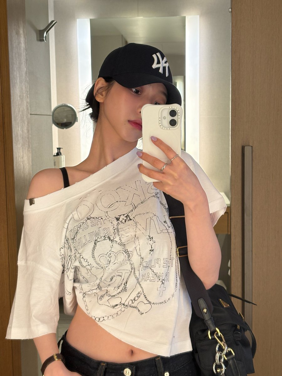 katarineyu's tweet photo. Started the day with sunlight in the mirror and a cap low enough to feel invisible. https://t.co/k1MU4lHdZD