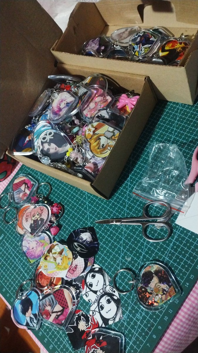 chat estoy re pesada con el wplace waa tengo unas ganas de hacer eso pero estoy armando llaveros para la fuwa, recién probé hacer holo con un papel más grueso y quedaron hermosos me muero