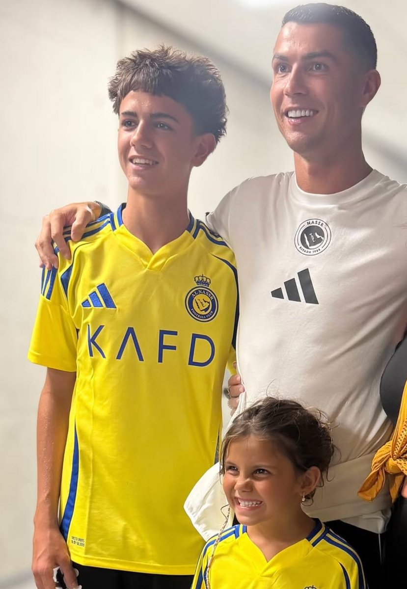 الأسطورة كريستيانو مع أبناء شقيقته بعد نهاية المباراة ❤️❤️