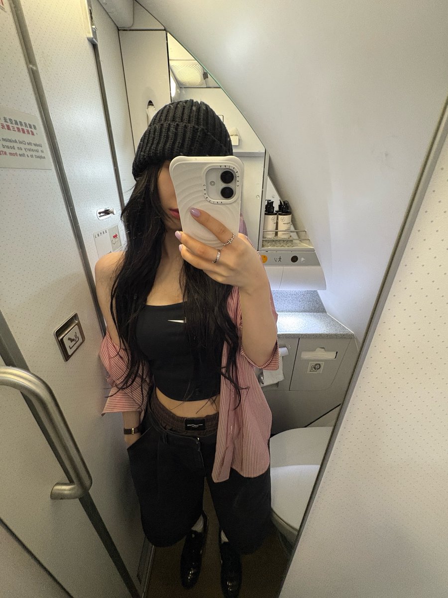 katarineyu's tweet photo. Couldn’t just walk past a mirror without claiming it. Different angles, exact same habit. https://t.co/b7FIVBNhee